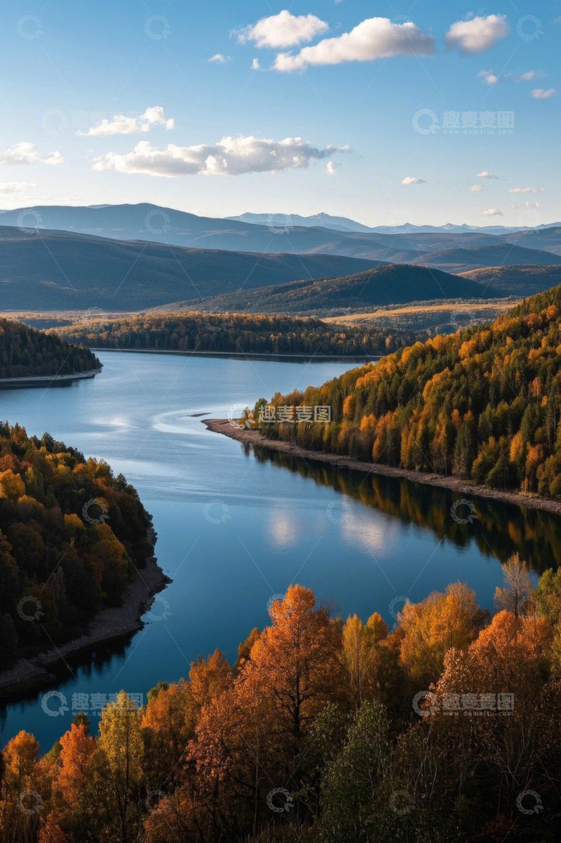 高清大图下载【趣麦麦图】秋日山林间的湖泊风景