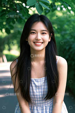 阳光下笑容甜美的年轻女孩