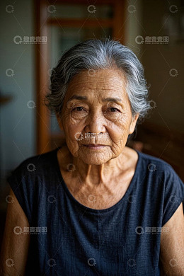 一位慈祥的老年女性肖像