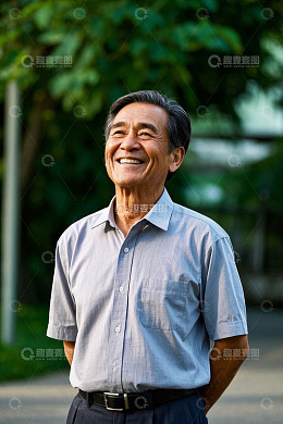 快乐的老年男子户外写真