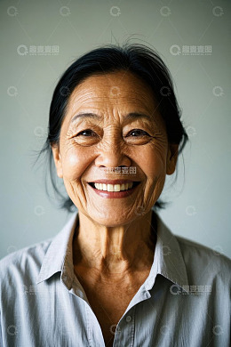 一位快乐微笑的年长亚洲女性