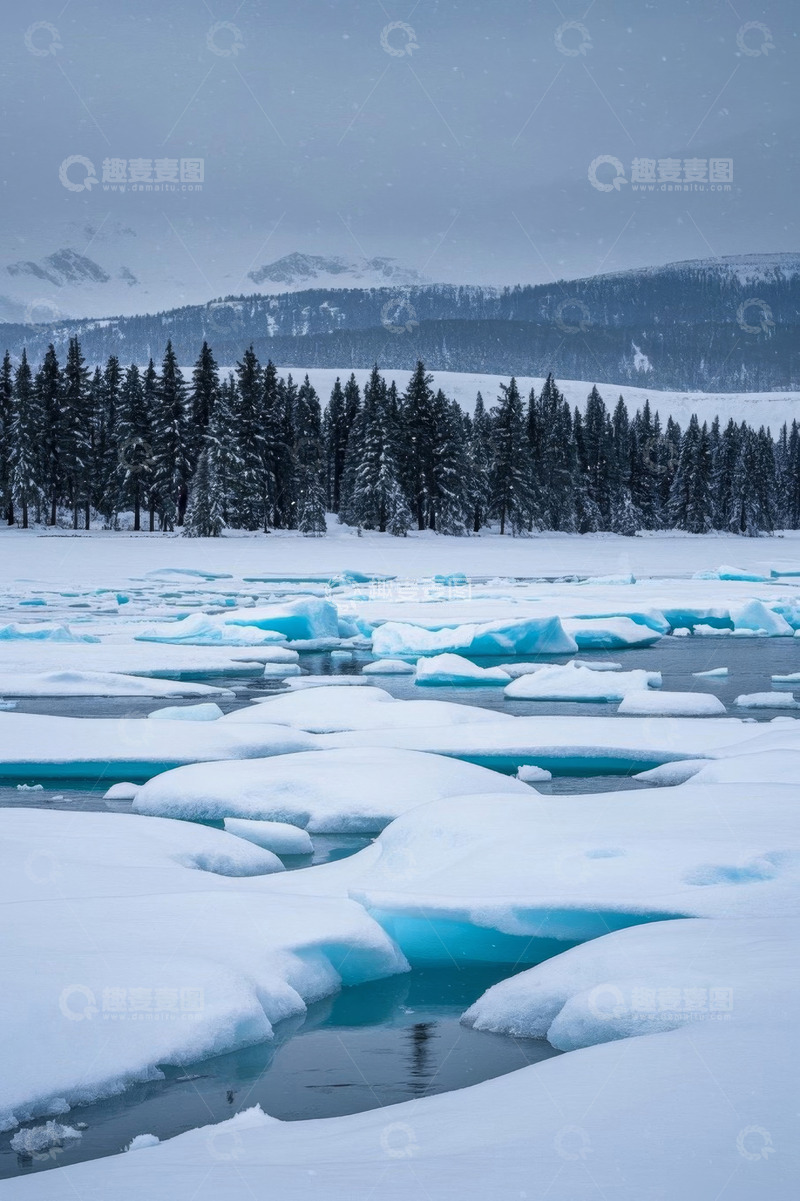 高清大图下载【趣麦麦图】冰雪覆盖的森林与河流景观