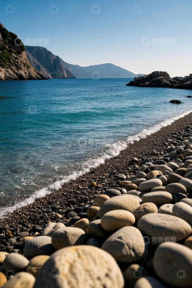 高清大图下载【趣麦麦图】海边卵石滩与蓝色海水风景