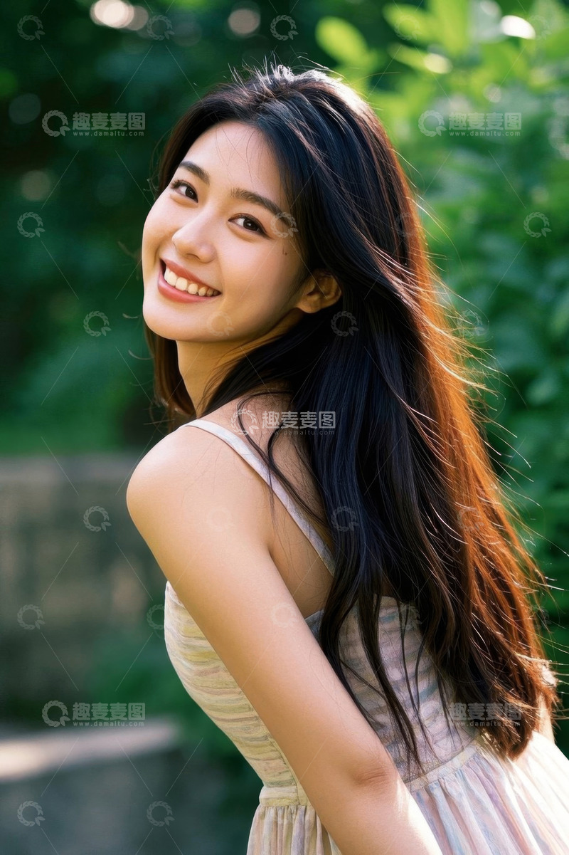 高清大图下载【趣麦麦图】阳光下笑容甜美的年轻女孩