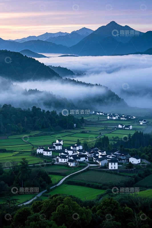 山间村庄晨景俯瞰