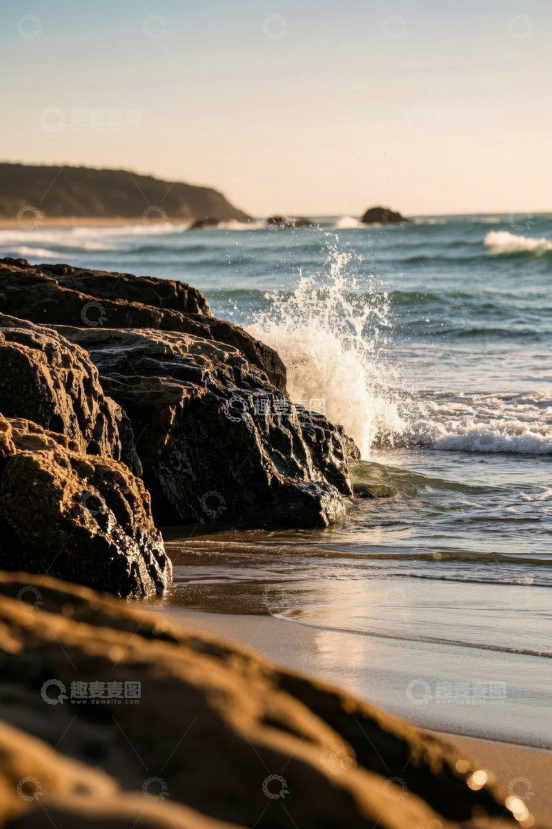 高清大图下载【趣麦麦图】海浪拍打岸边礁石场景