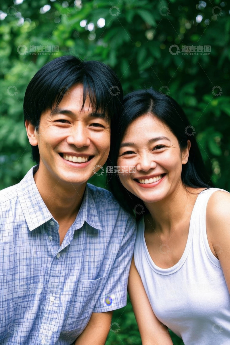 高清大图下载【趣麦麦图】快乐情侣户外甜蜜合影