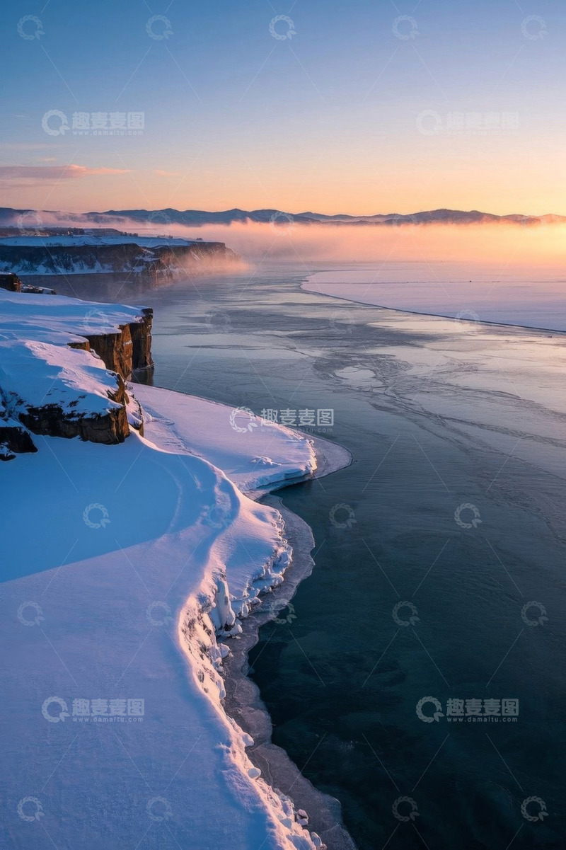 高清大图下载【趣麦麦图】冰雪覆盖的河岸日出景象