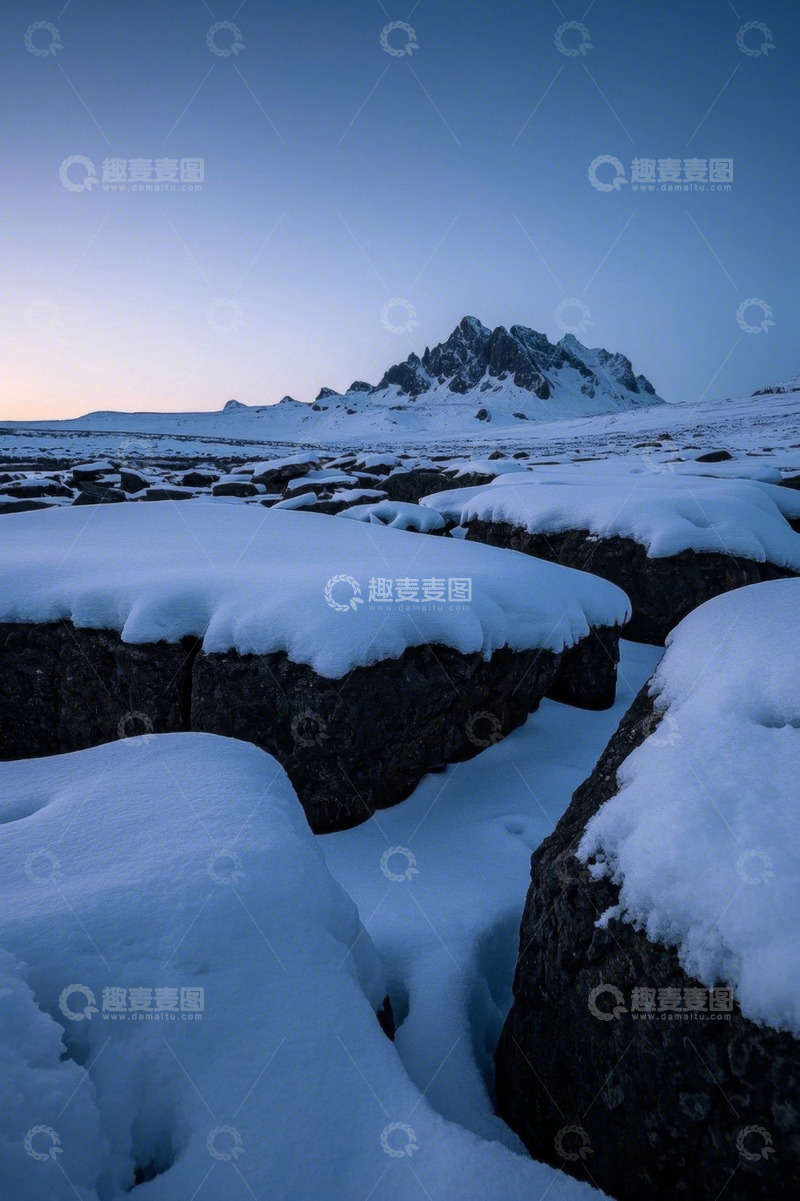 高清大图下载【趣麦麦图】雪山下覆盖积雪的岩石景观