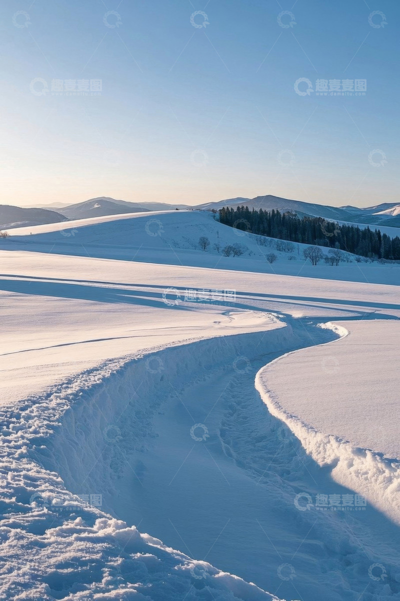 高清大图下载【趣麦麦图】冬日雪地山丘与树林风景