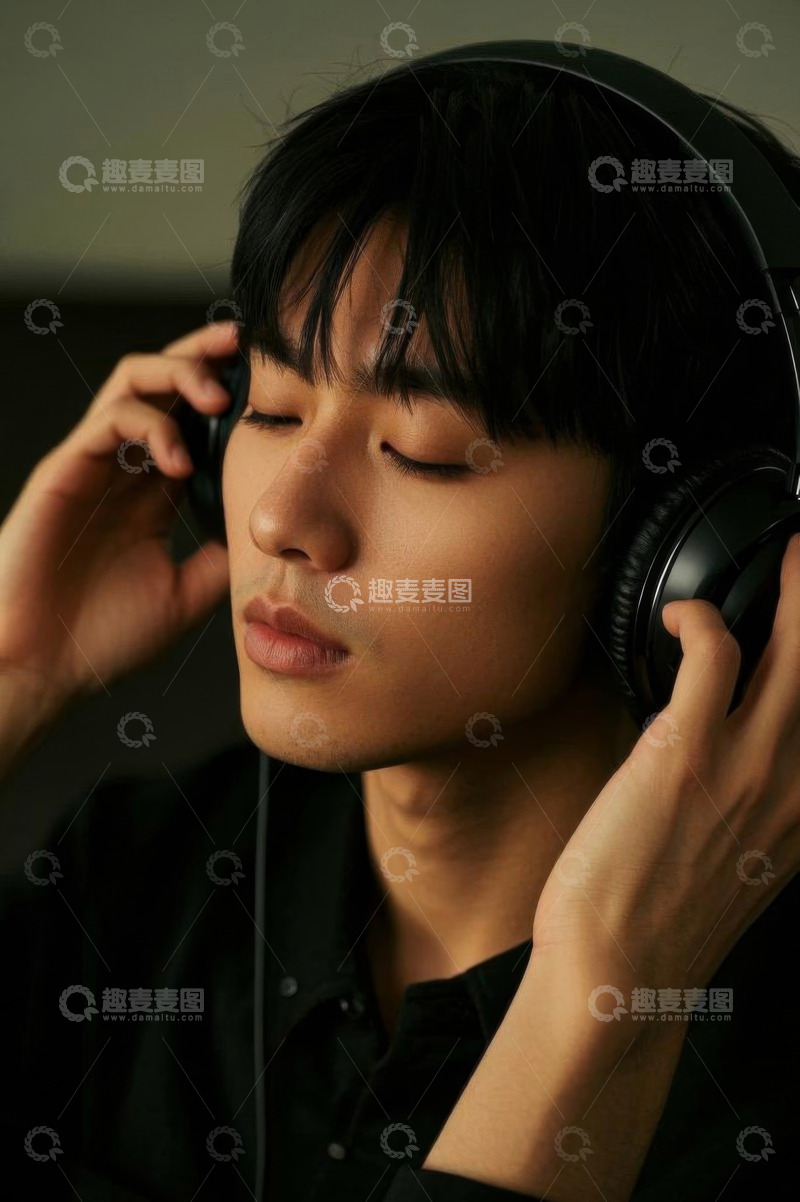高清大图下载【趣麦麦图】男子闭眼佩戴耳机听音乐