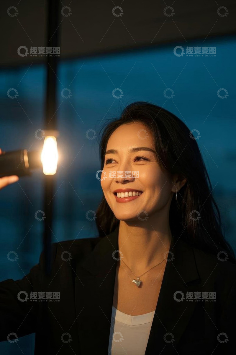 高清大图下载【趣麦麦图】职业女性手持灯光微笑特写