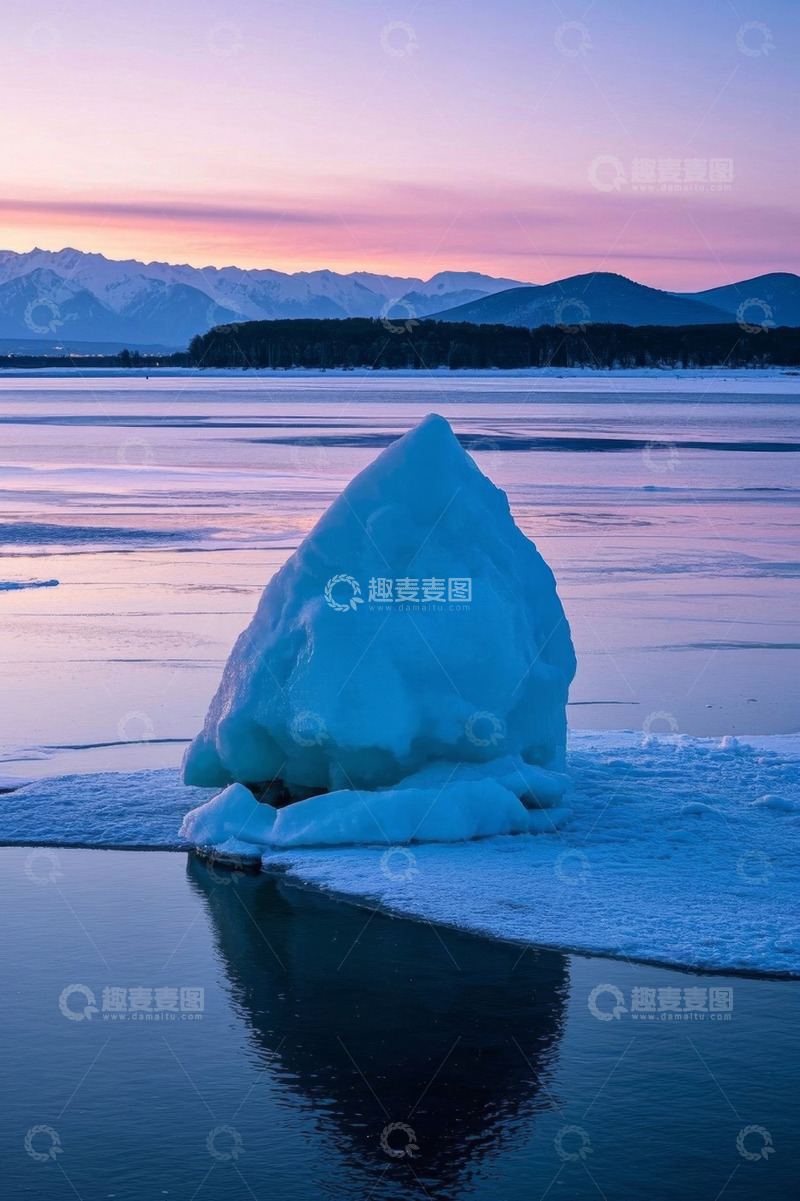 高清大图下载【趣麦麦图】湖面上的冰山与远处山峦景色