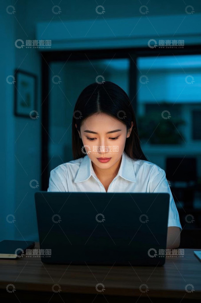 高清大图下载【趣麦麦图】办公室内女性专注使用笔记本电脑