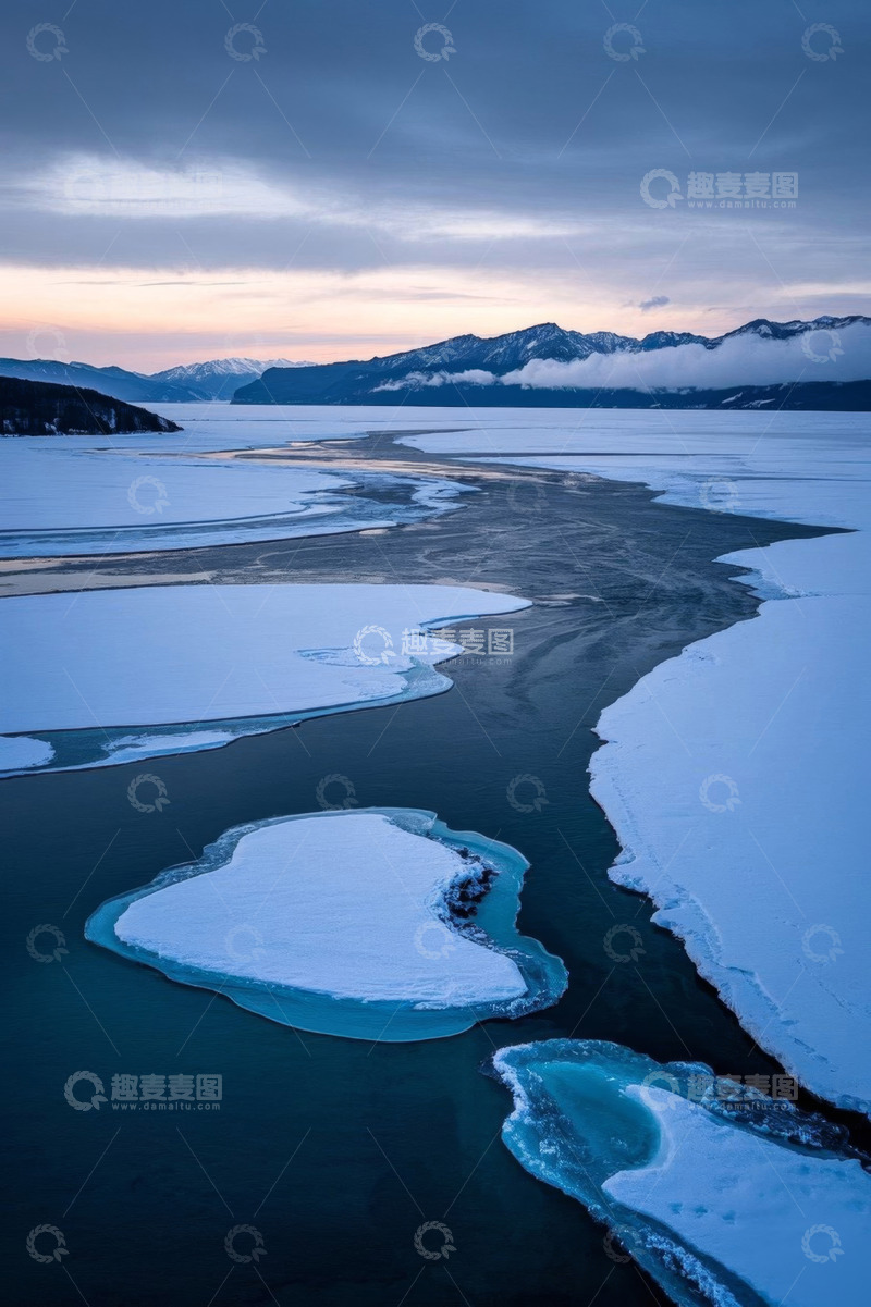 高清大图下载【趣麦麦图】冰雪覆盖河流与远山景观