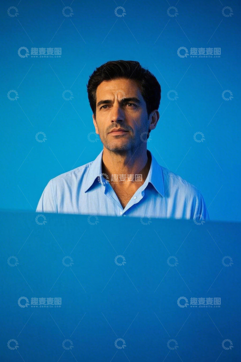 高清大图下载【趣麦麦图】蓝色背景前男士肖像