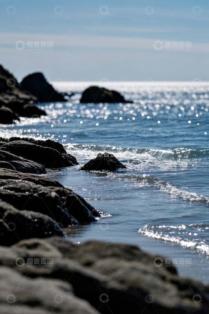 高清大图下载【趣麦麦图】海边岩石与波光粼粼的海面