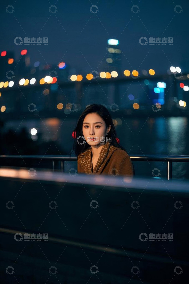 高清大图下载【趣麦麦图】夜晚河畔女子倚栏而立