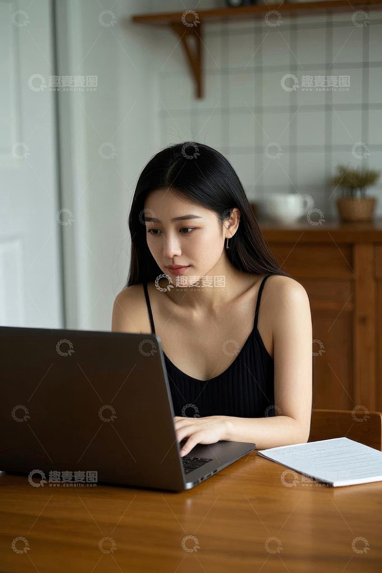居家女性使用笔记本电脑办公
