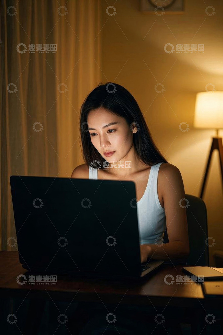 女性夜晚在家使用笔记本电脑