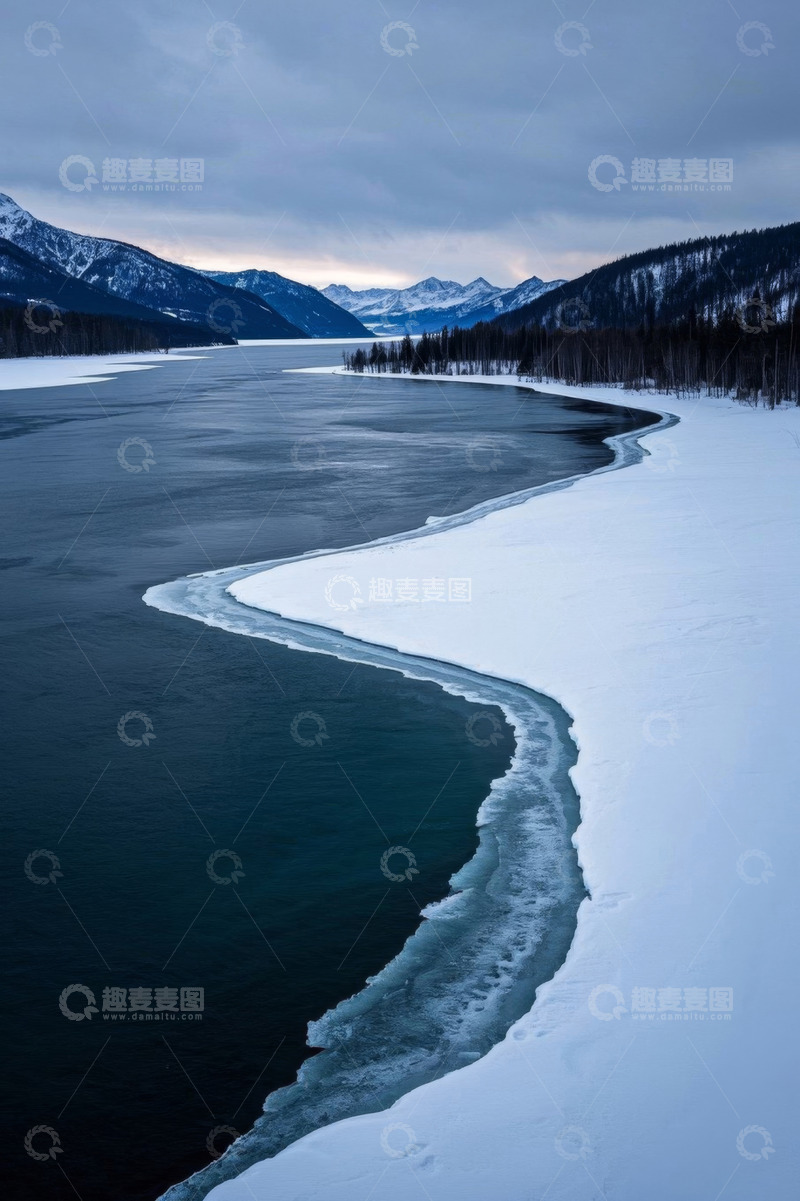 高清大图下载【趣麦麦图】冬季雪山下河流与森林景观