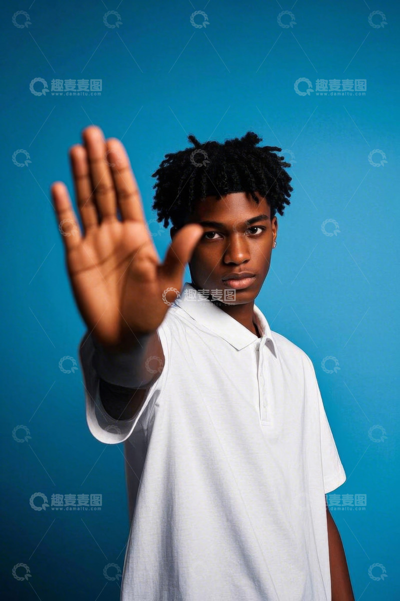 高清大图下载【趣麦麦图】穿白上衣黑人男子做停止手势