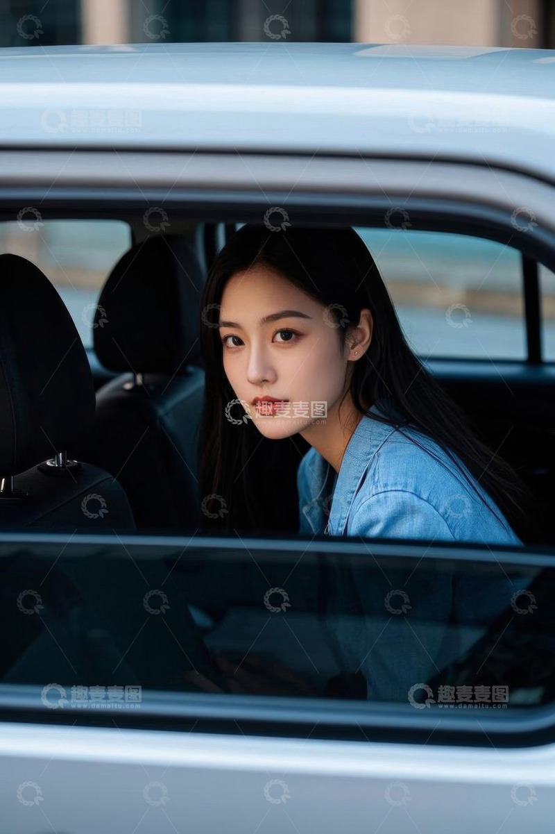 高清大图下载【趣麦麦图】车内女子侧身看向车外