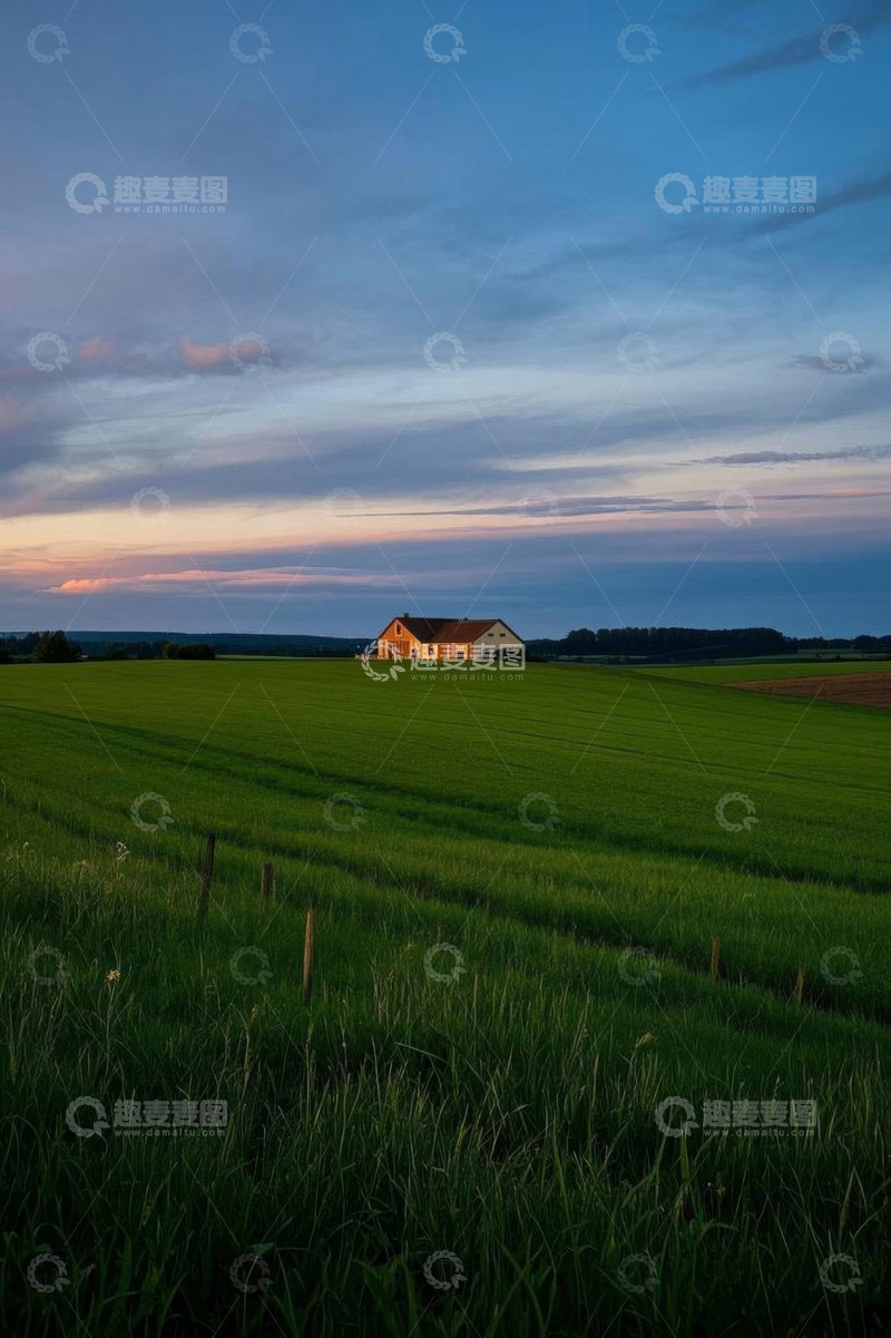 高清大图下载【趣麦麦图】田野中的房屋与黄昏天空