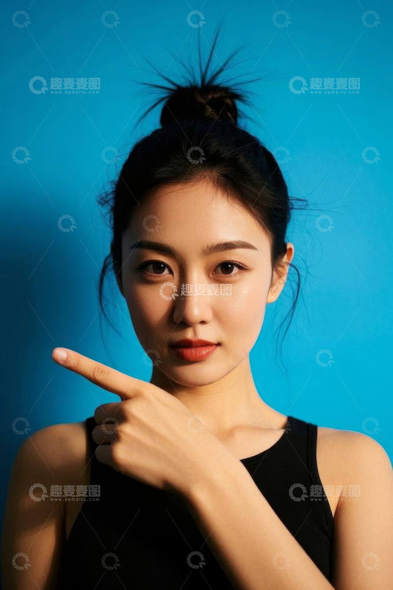 高清大图下载【趣麦麦图】指向前方的年轻女性肖像