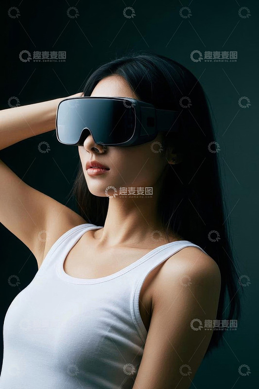 女性体验虚拟现实眼镜