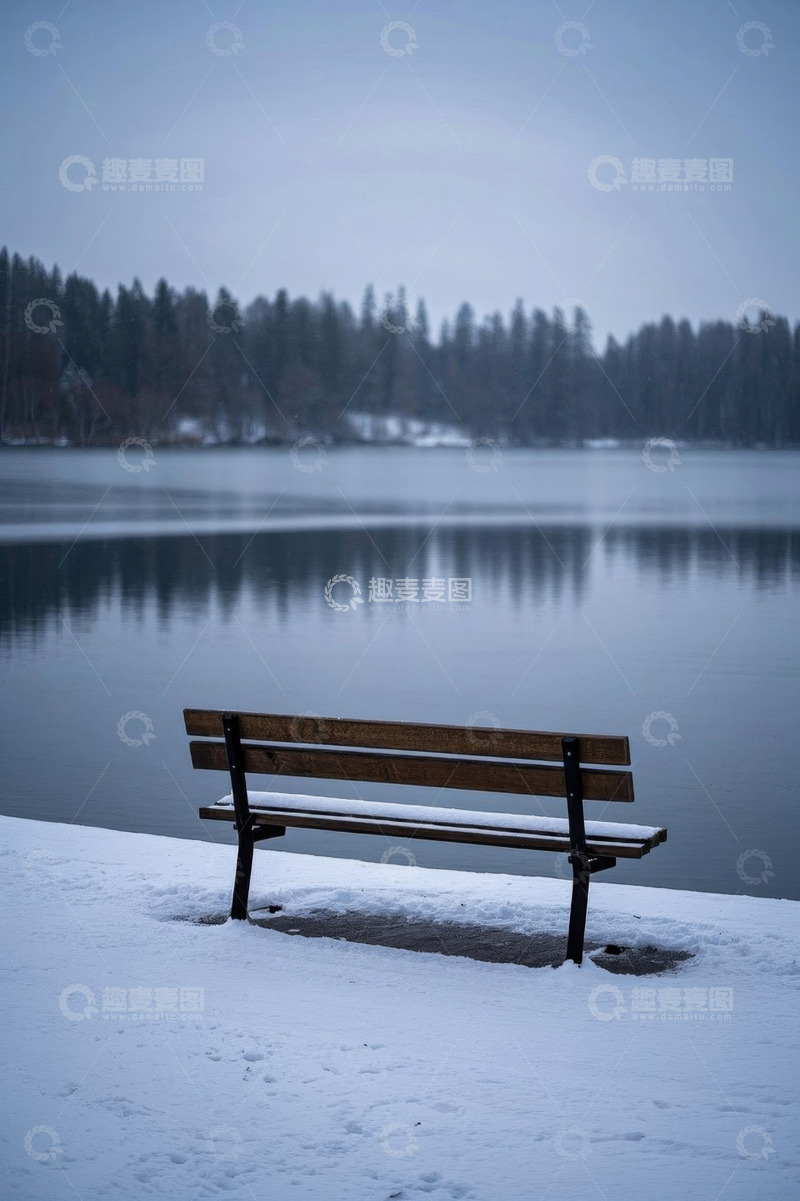 高清大图下载【趣麦麦图】雪后湖畔长椅自然风光