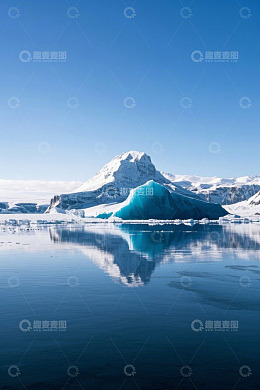 冰山雪山与平静水面景观
