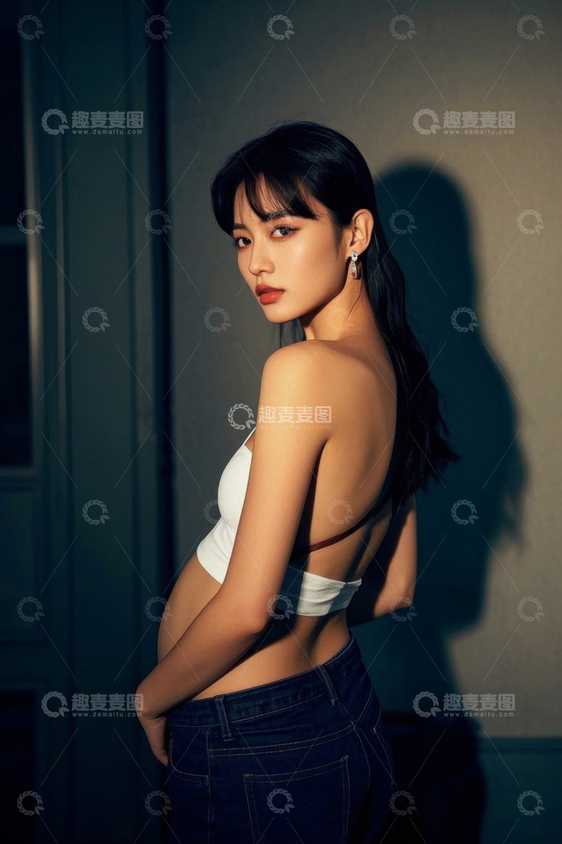 高清大图下载【趣麦麦图】身着露背装的女性侧身照