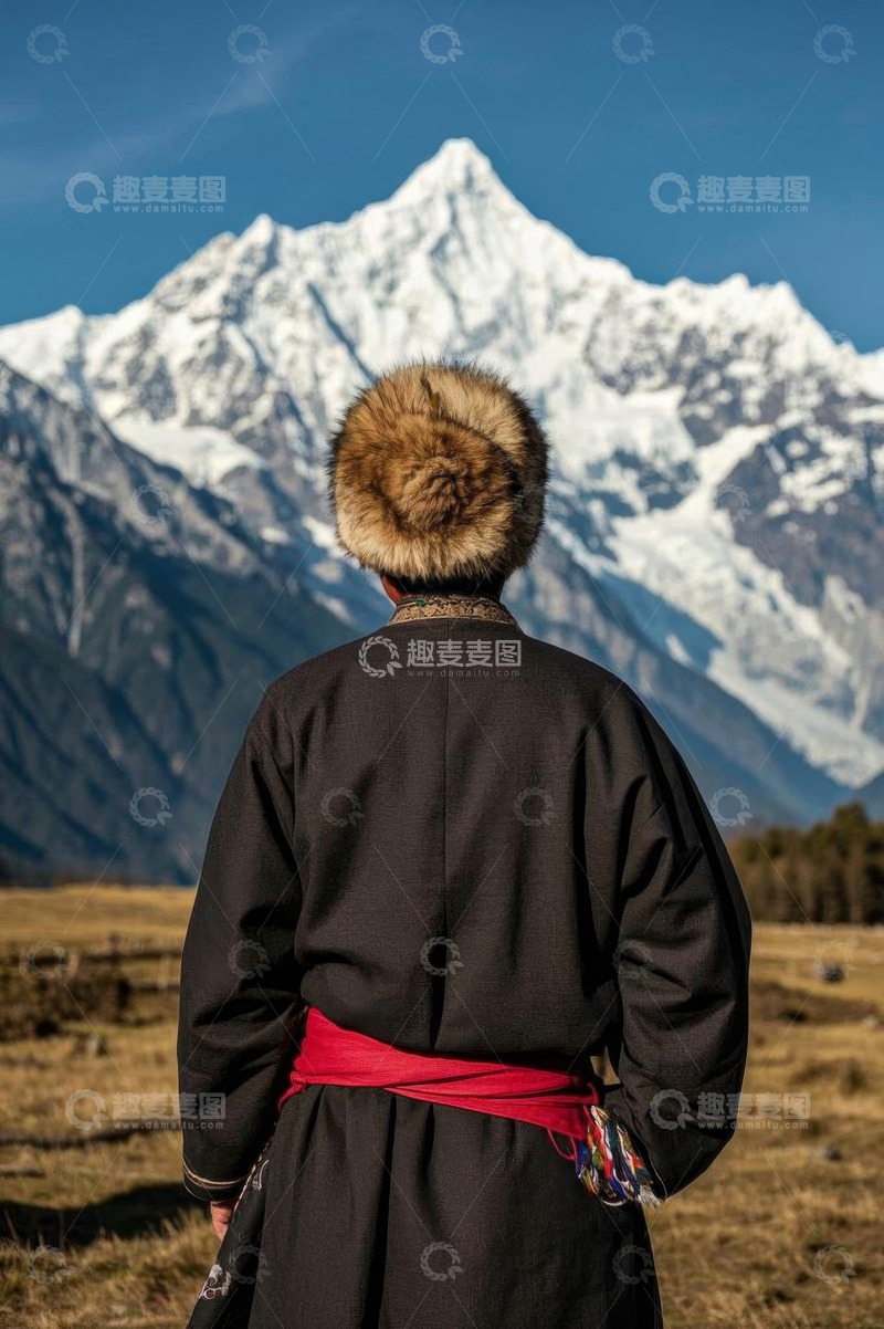 高清大图下载【趣麦麦图】身着民族服饰者眺望雪山