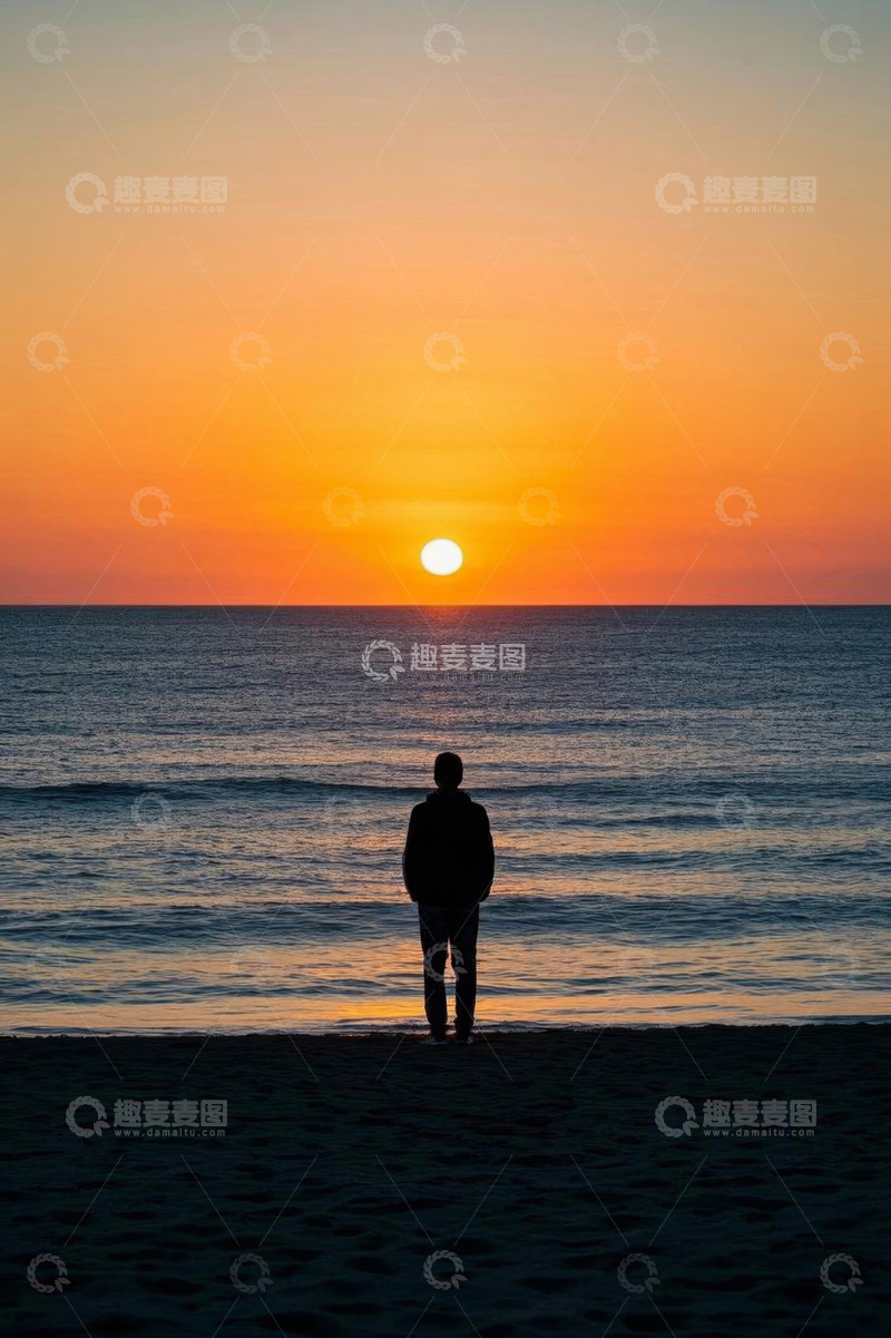 高清大图下载【趣麦麦图】海边站立的人观赏海上日落
