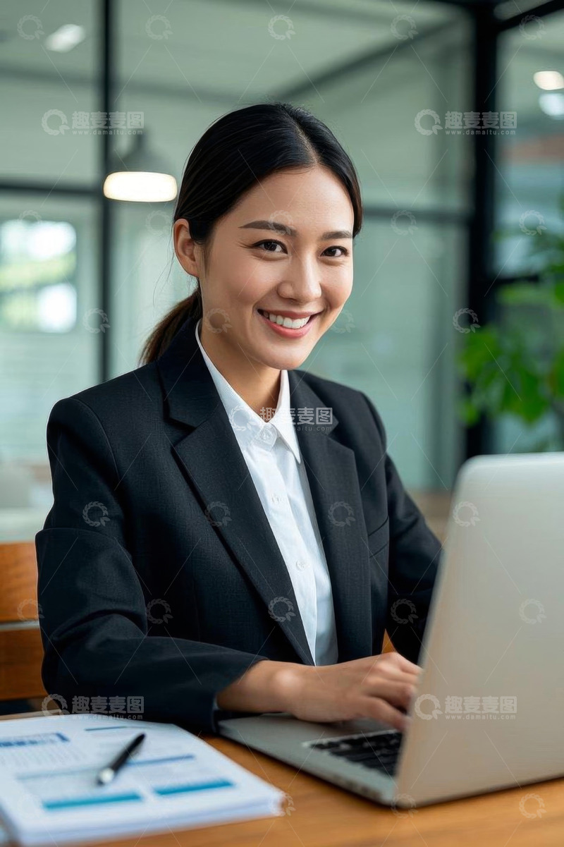 高清大图下载【趣麦麦图】办公室女商人使用笔记本电脑
