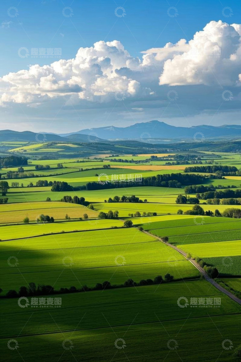 高清大图下载【趣麦麦图】广袤绿色田野与蓝天白云景观