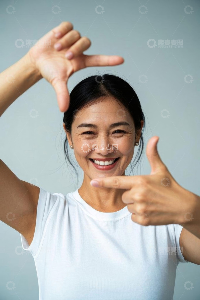 高清大图下载【趣麦麦图】微笑女人用手框景特写