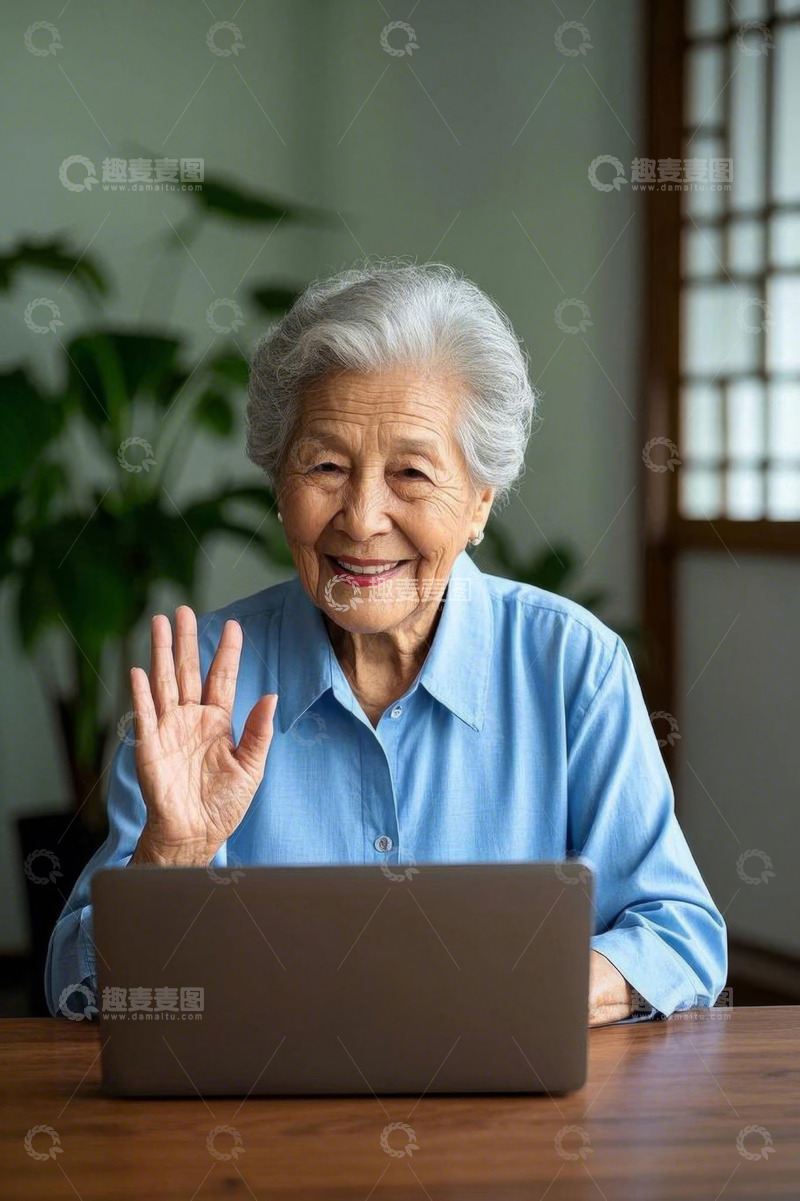 高清大图下载【趣麦麦图】老年女性使用笔记本电脑打招呼