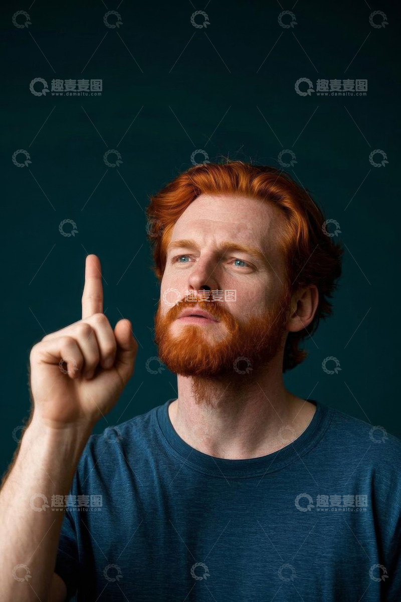 高清大图下载【趣麦麦图】红发男子指向示意特写
