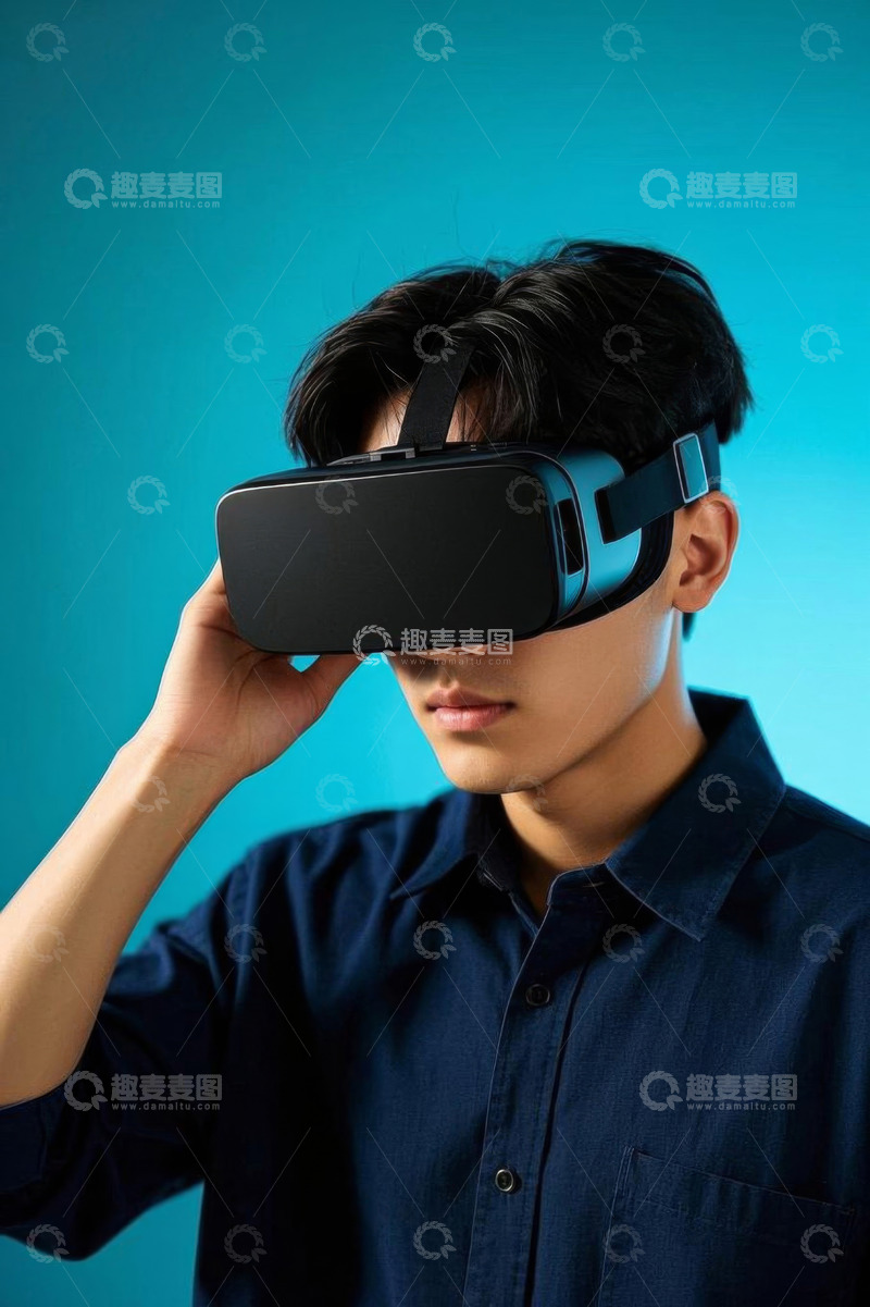 高清大图下载【趣麦麦图】男子佩戴虚拟现实眼镜体验