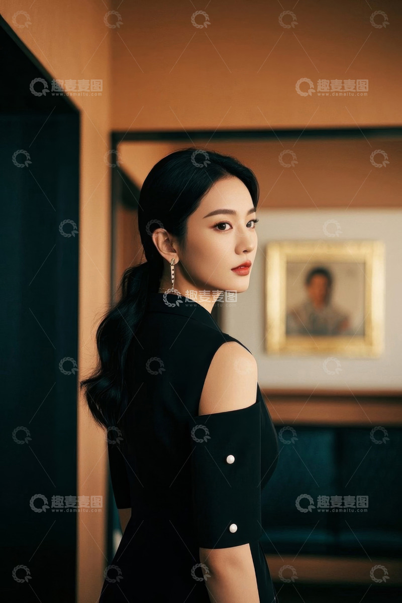 高清大图下载【趣麦麦图】背对镜头的年轻女性室内肖像