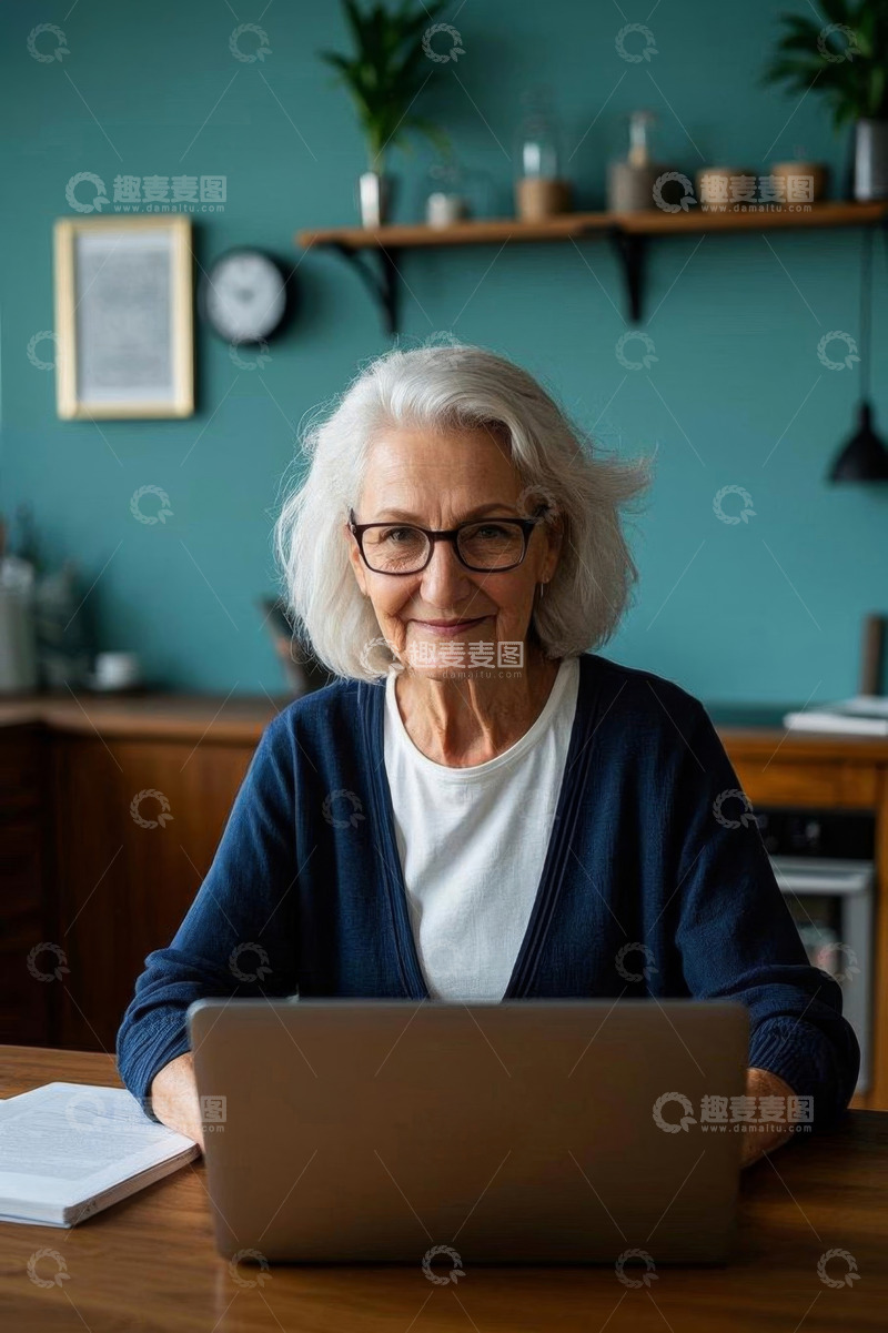 高清大图下载【趣麦麦图】老年女性在家使用笔记本电脑