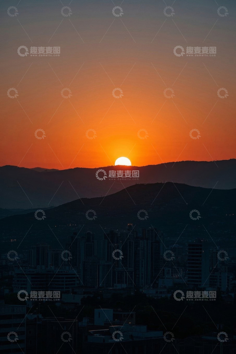 高清大图下载【趣麦麦图】城市日落远景与山峦建筑