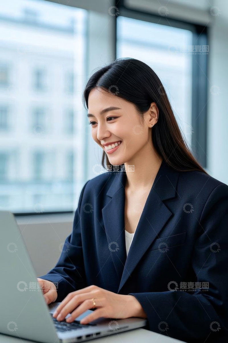 高清大图下载【趣麦麦图】女商人办公室使用笔记本电脑