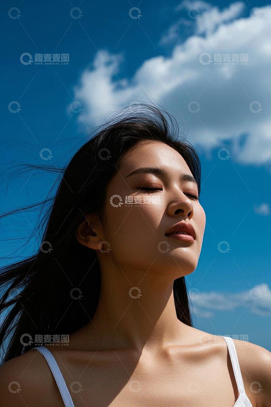 闭眼享受户外的年轻女性