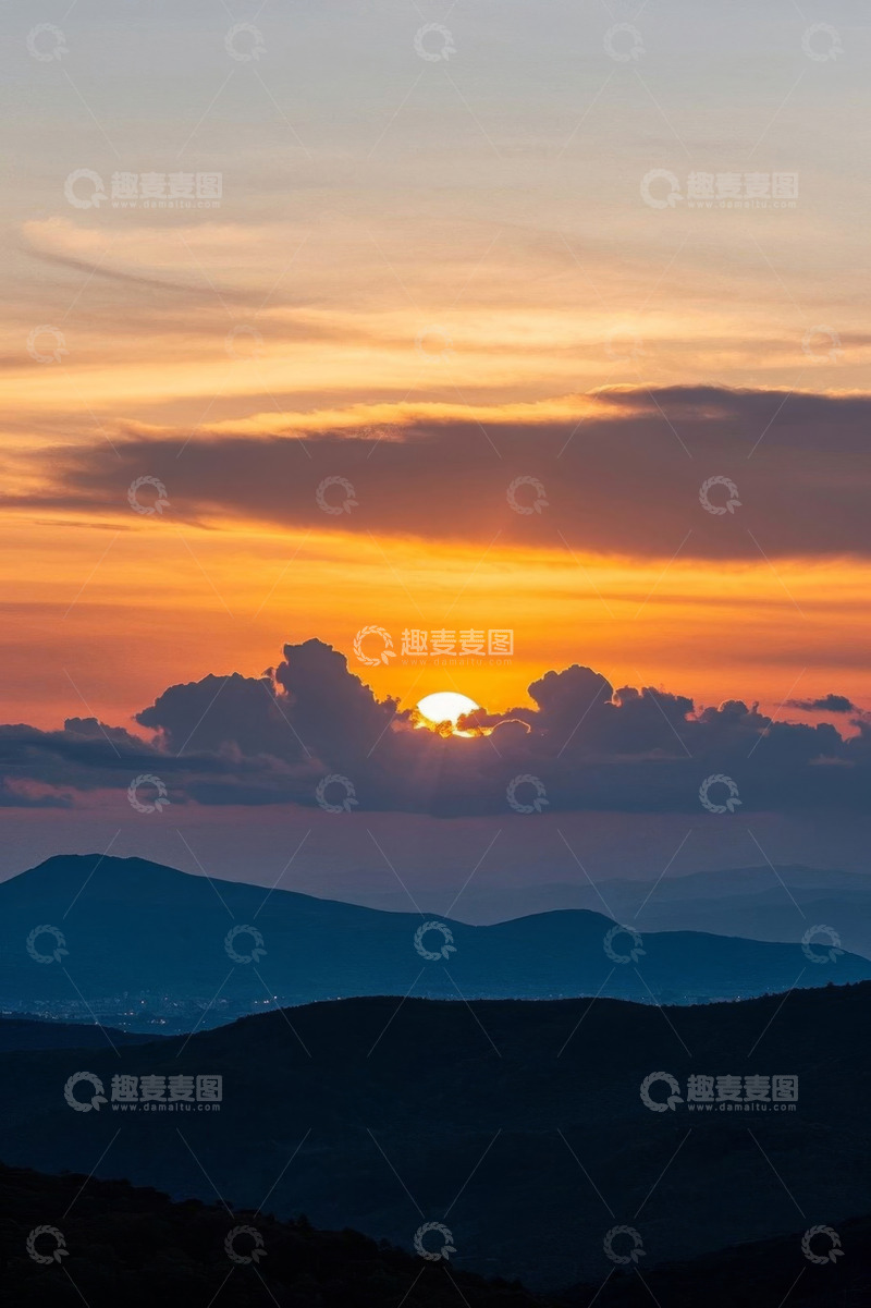 高清大图下载【趣麦麦图】日落时分山峦与天空景色