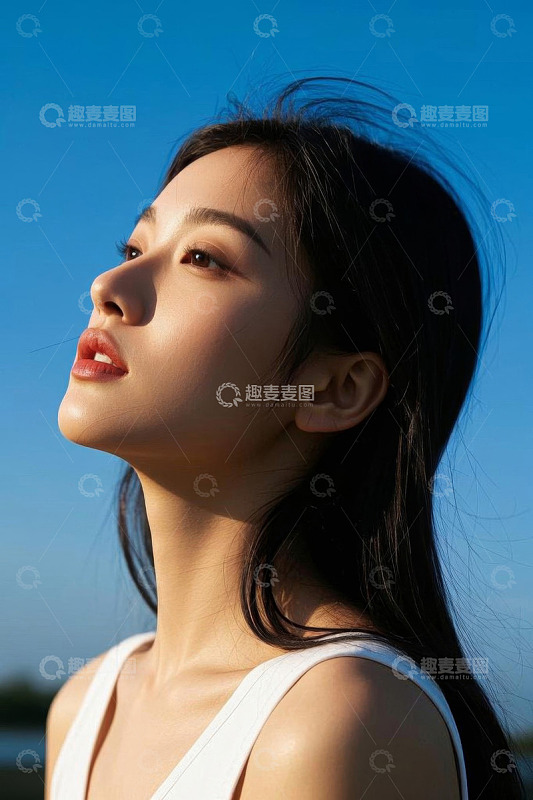 户外仰头美女特写