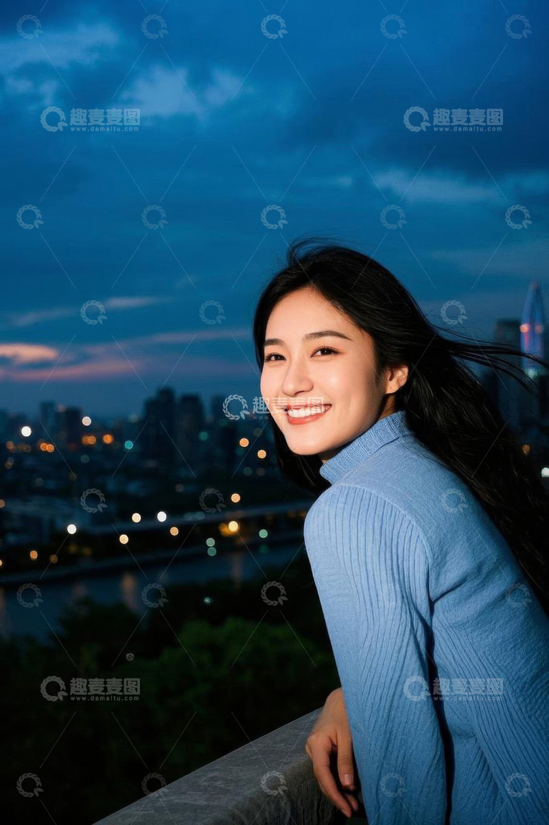 高清大图下载【趣麦麦图】微笑女性于城市夜景前倚靠