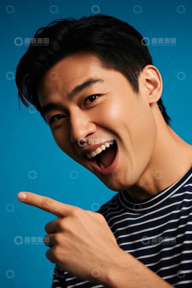 高清大图下载【趣麦麦图】微笑男子指向镜头